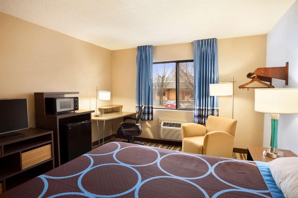 Queen Room - Non-Smoking interior